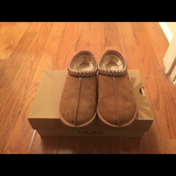 SOLD OUT SIZE 6 UGG SLIPPERS - Picture 3 of 4